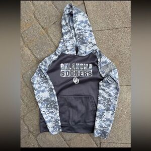 Colosseum Oklahoma Sooners Gray & Digital Camo Hoodie